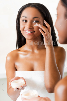 Preserving her pores and skin refreshing and easy.